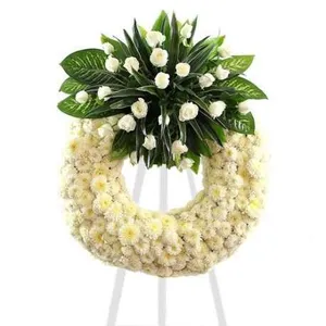 Ir al producto: Corona funeraria de crisantemos y rosas