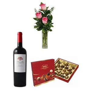 Ir al producto: 3 rosas rosadas con bombones y vino