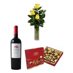 Ir al producto: 3 rosas amarillas con bombones y vino