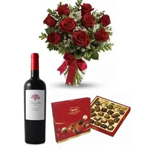 Ir al producto: Ramo de 10 rosas rojas con bombones y vino