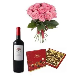 Ir al producto: Ramo de 10 rosas rosadas con bombones y vino