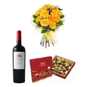 Ir al producto: Ramo de 10 rosas amarillas con bombones y vino