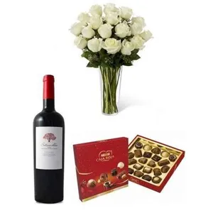 Ir al producto: Ramo de 10 rosas blancas con bombones y vino
