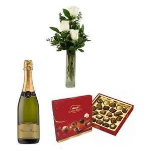 Ir al producto: 3 rosas blancas con bombones y cava