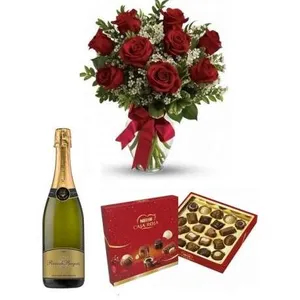 Ir al producto: Ramo de 10 rosas rojas con bombones y cava