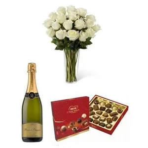 Ir al producto: Ramo de 10 rosas blancas con bombones y cava