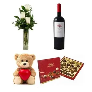 Ir al producto: 3 rosas blancas con osito vino y bombones