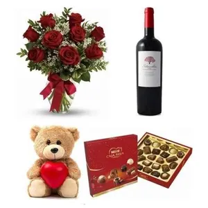 Ir al producto: Ramo de 10 rosas rojas con osito vino y bombones