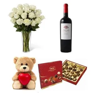 Ir al producto: Ramo de 10 rosas blancas con osito vino y bombones