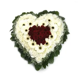 Ir al producto: Corazon de rosas gerberas y crisantemos