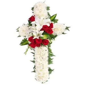 Ir al producto: Cruz funeraria de claveles rosas y liliums